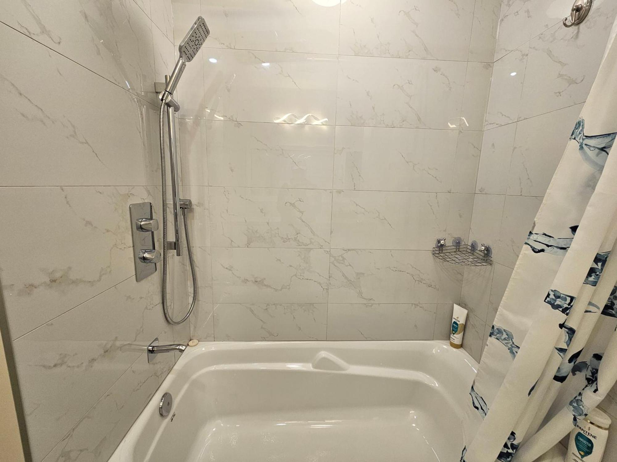 Newly-Renovated 3Br House, 12 Minutes To Airport Lejlighed Toronto Eksteriør billede