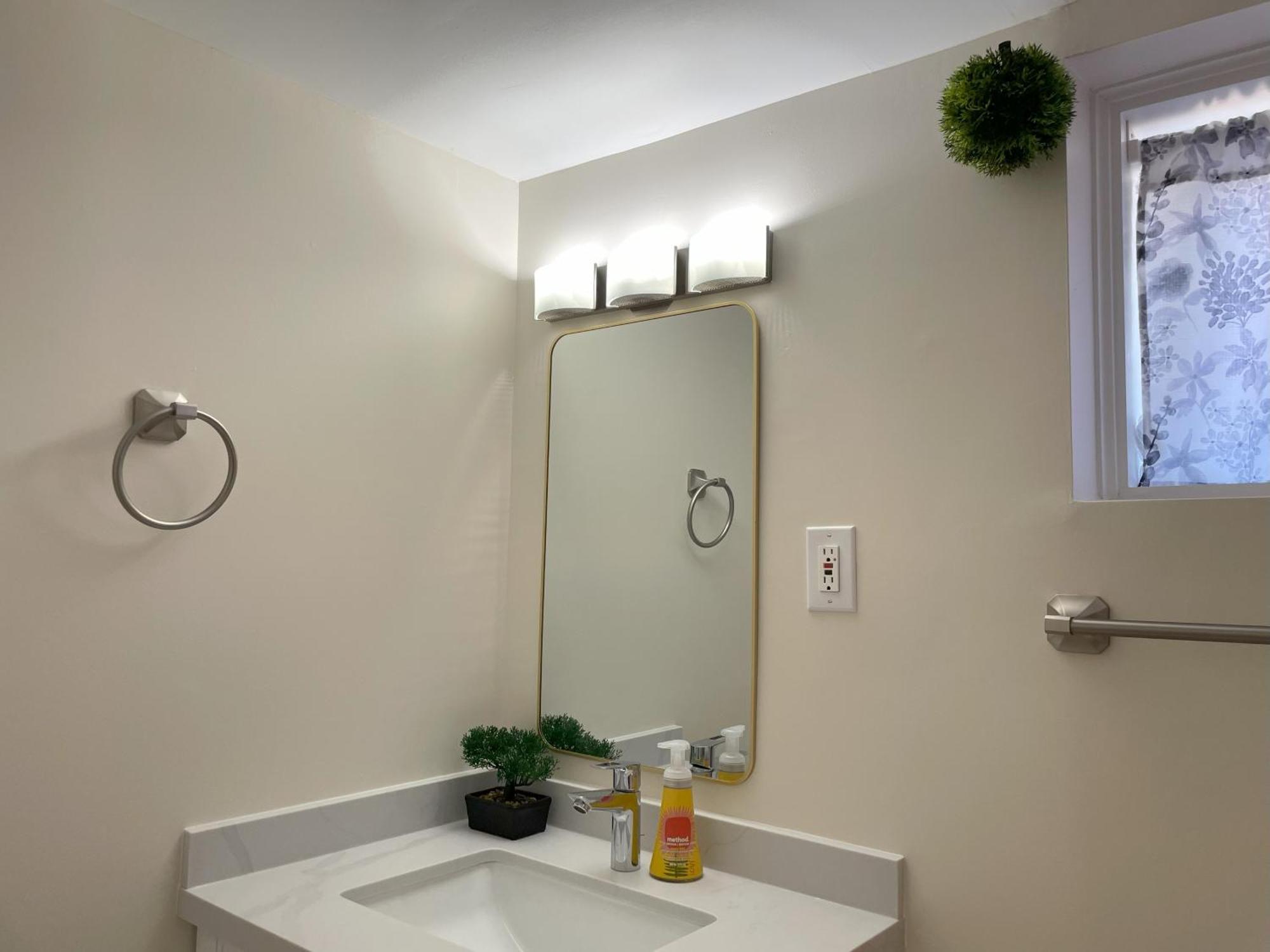 Newly-Renovated 3Br House, 12 Minutes To Airport Lejlighed Toronto Eksteriør billede